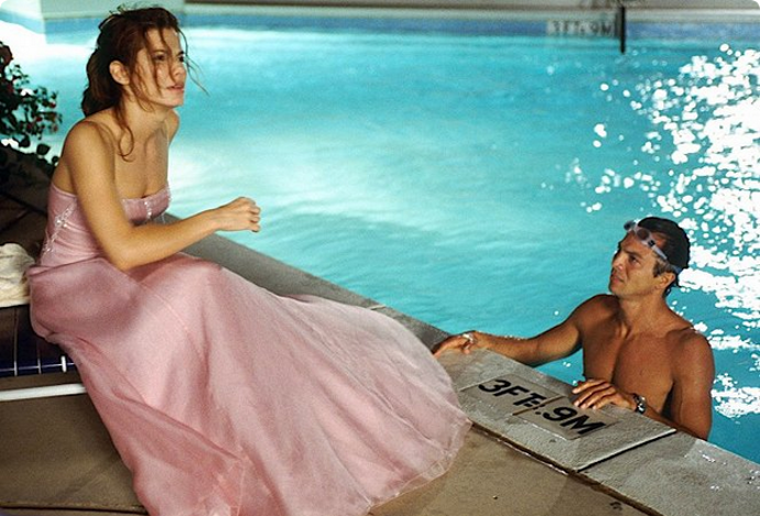 snímek z filmu Slečna Drsňák (Sandra Bullock, Benjamin Bratt)