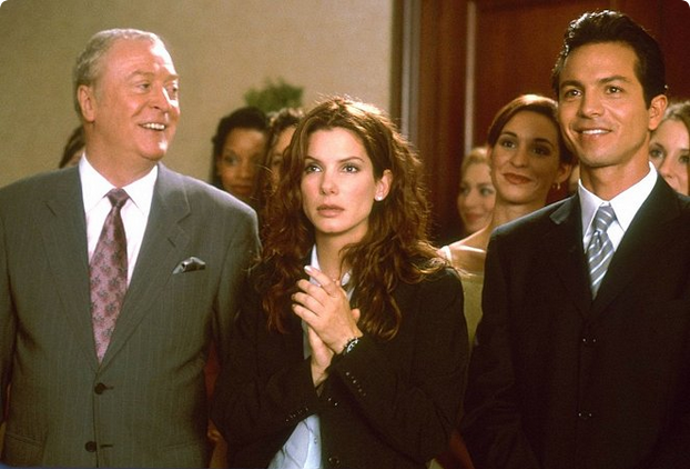 snímek z filmu Slečna Drsňák (Michael Caine, Sandra Bullock, Benjamin Bratt)