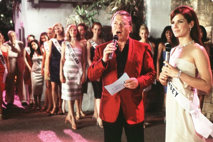 snímek z filmu Slečna Drsňák (William Shatner, Sandra Bullock)