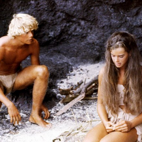 Parťáka Brooke Shields si zahrál blonďatý krasavec Christopher Atkins.