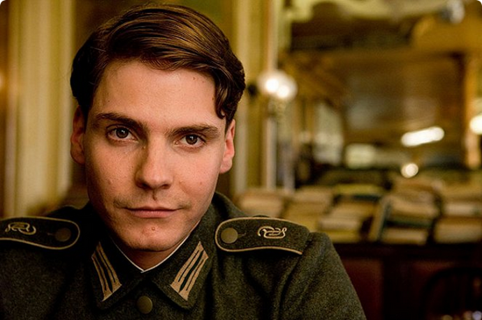 snímek z filmu Hanebný pancharti (Daniel Brühl)
