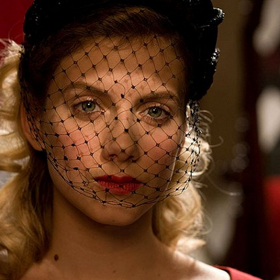 Mladičké Shosanně (Melanie Laurent) přímo před očima vyvraždí německý důstojník Hans Landa (Christoph Waltz) členy její rodiny, ta se pak vydává na cestu pomsty.
