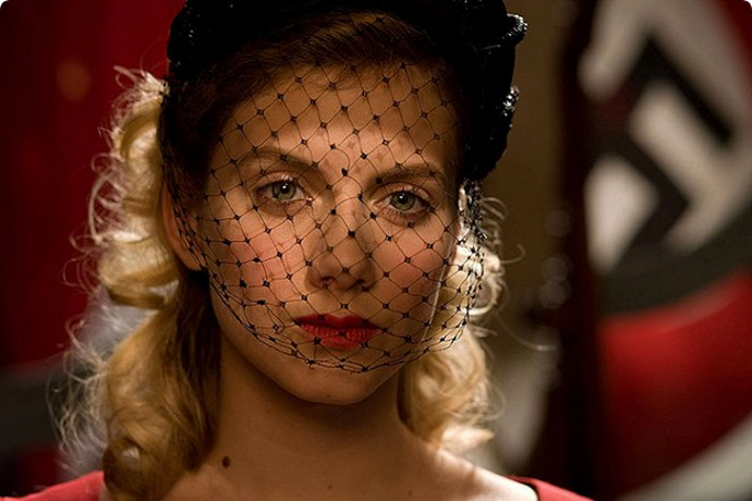 Mladičké Shosanně (Melanie Laurent) přímo před očima vyvraždí německý důstojník Hans Landa (Christoph Waltz) členy její rodiny, ta se pak vydává na cestu pomsty.