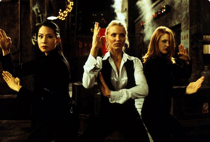 Charlieho andílci: Tři špičkové agentky Natalie, Dylan a Alex musí přijít na to, kdo unesl ředitele hi-tech společnosti. Na snímku Lucy Liu, Cameron Diaz a Drew Barrymore