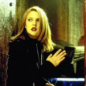 Herečky trénovaly tři měsíce po osmi hodinách bojová umění. Na snímku Drew Barrymore