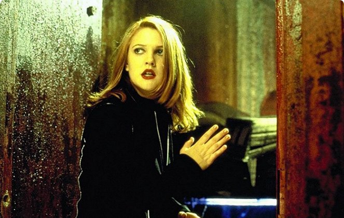 Herečky trénovaly tři měsíce po osmi hodinách bojová umění. Na snímku Drew Barrymore