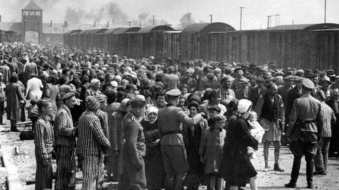Pochody smrti: Nacistům mučení v koncentračních táborech nestačilo. Vězně utýrali během evakuací na konci války