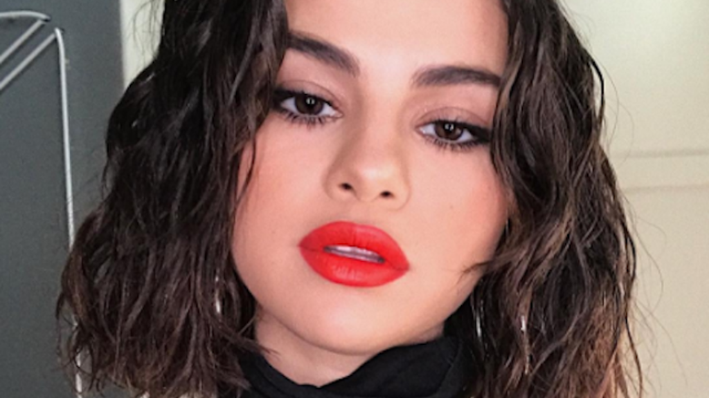 Trendy mokrý look ve stylu Seleny Gomez Trendy mokrý look ve stylu Seleny Gomez