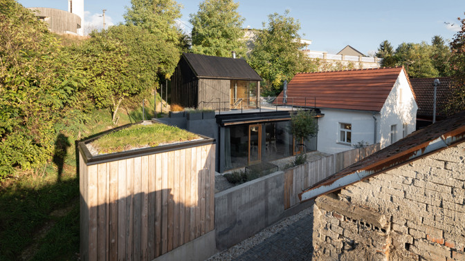 Z bývalých kozích chlívků v Bukovanech vznikl víkendový domek
