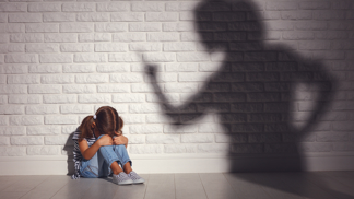 Matky psychopatky: Své děti ve skutečnosti nemilují a soupeří s nimi