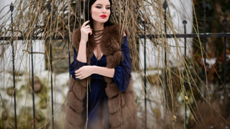 Kombinace umělé kožešiny a sametu je velmi elegantní. 

