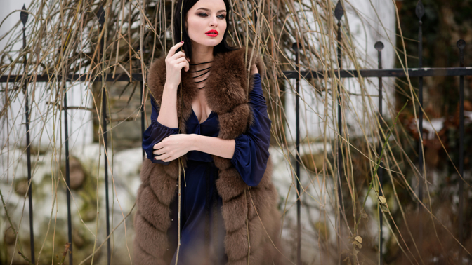 Kombinace umělé kožešiny a sametu je velmi elegantní. 
