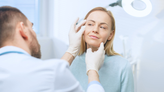 Jak vypadat navždy mladší než ve čtyřiceti? Deep plane facelift milují i nejslavnější celebrity