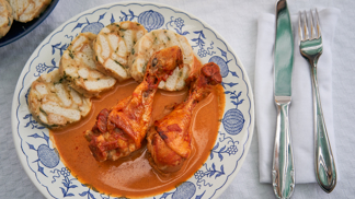 Kuře na paprice pochází z Maďarska, ale rychle u nás zdomácnělo: Podívejte se na recept, který zvládne i začátečník 
