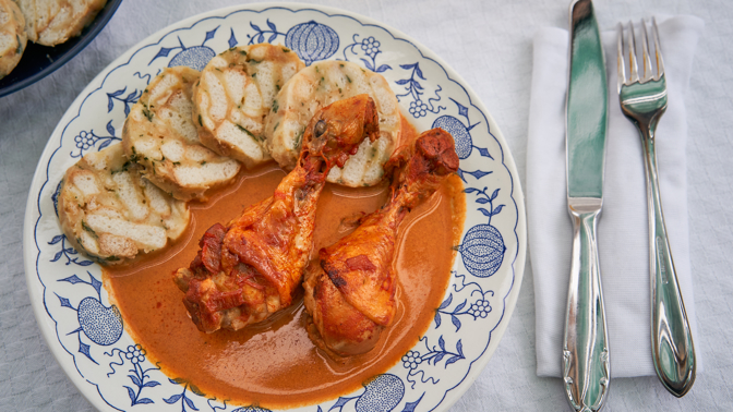 Kuře na paprice pochází z Maďarska, ale rychle u nás zdomácnělo: Podívejte se na recept, který zvládne i začátečník 