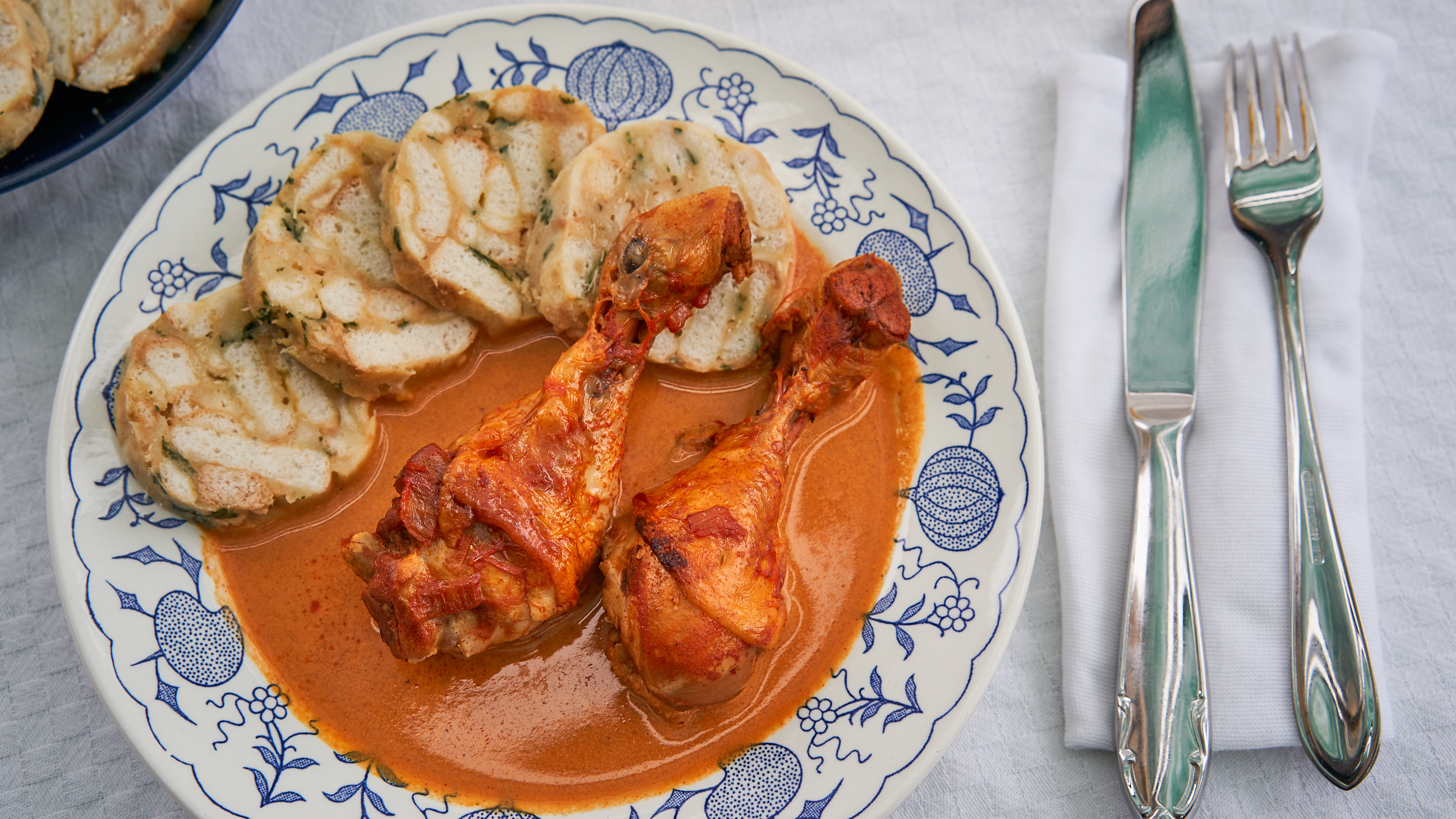 Kuře na paprice pochází z Maďarska, ale rychle u nás zdomácnělo: Podívejte se na recept, který zvládne i začátečník
