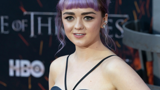 Hvězdná herečka Maisie Williams, kterou znáte ze seriálu Hry o trůny, se toho nebojí. Následuje módní trendy a šla úplně dohola