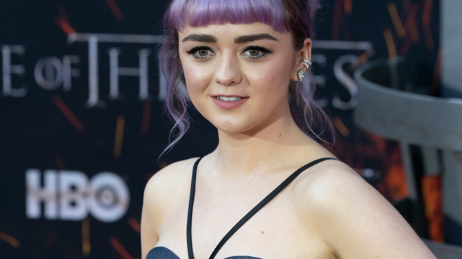 Hvězdná herečka Maisie Williams, kterou znáte ze seriálu Hry o trůny, se toho nebojí. Následuje módní trendy a šla úplně dohola
