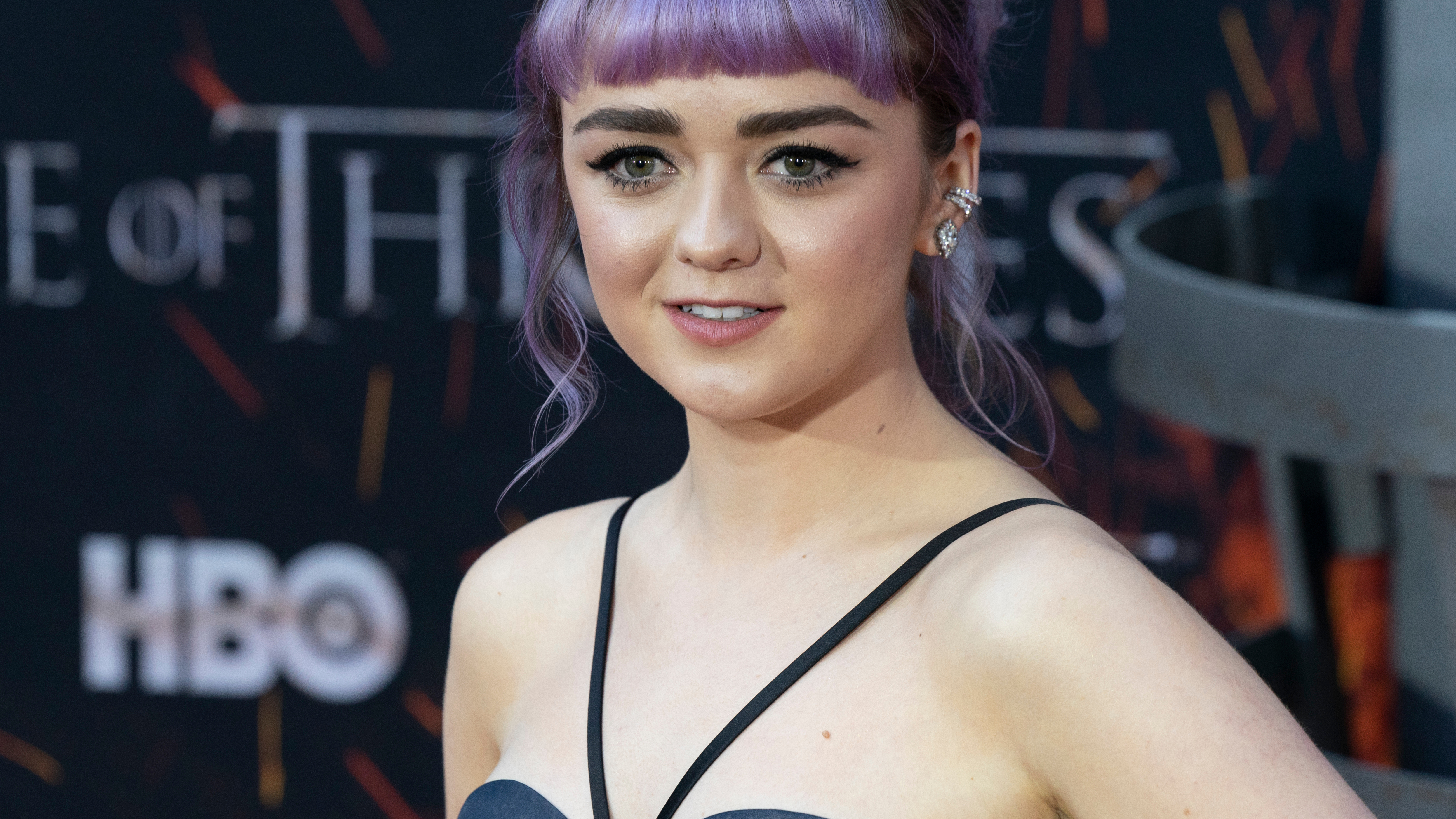 Hvězdná herečka Maisie Williams, kterou znáte ze seriálu Hry o trůny, se toho nebojí. Následuje módní trendy a šla úplně dohola