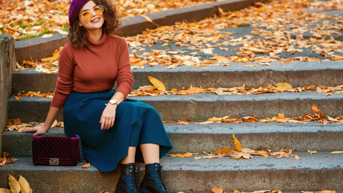 Trendy sukně podzimu 2024: Vrací se materiál oblíbený v 70. letech. Sluší i plus size postavám, stačí vybrat vhodný materiál a střih