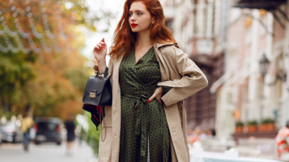 Stylové šaty a lehká parka společně tvoří slušivý jarní outfit. 
