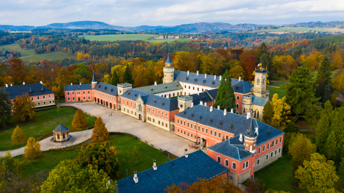  Prohlédněte si nejromantičtější zámek Českého ráje: Sychrov vás vtáhne do pohádkového světa