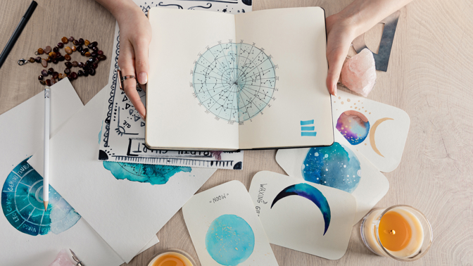 astroložka připravuje horoskop