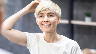 Krátký sestřih je trendy a jeho styling vám zabere jen několik minut. 
