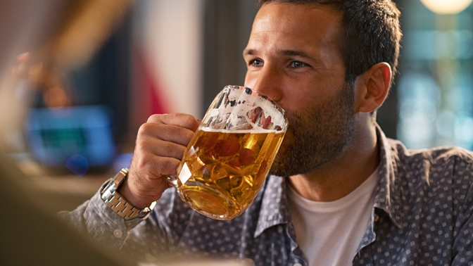 Testosteron. Dnes ho mají muži míň než jejich otcové. Odborník vysvětlí proč i jakou roli v jeho hladině hraje chlapský nápoj, pivo 