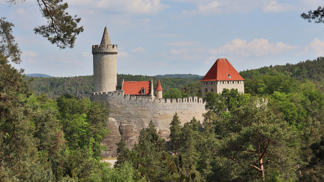 Na tento hrad se záměrně ptát nebudeme, ale poznali byste jej? Hrad se nachází zhruba deset kilometrů severovýchodně od Mělníka nad říčkou Pšovkou v Dokeské pahorkatině, u stejnojmenné obce.
