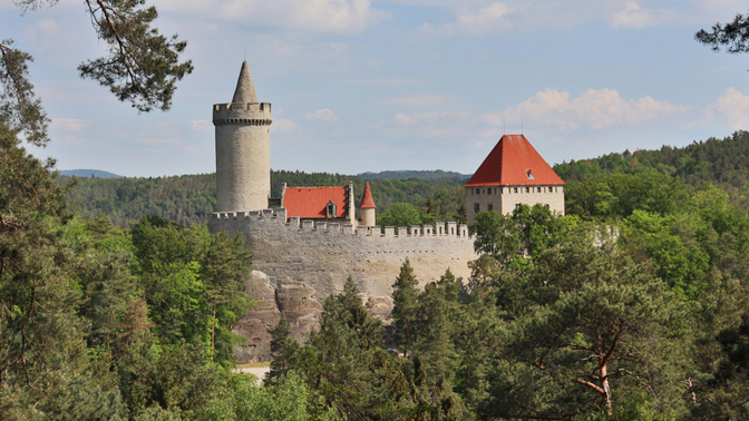 Na tento hrad se záměrně ptát nebudeme, ale poznali byste jej? Hrad se nachází zhruba deset kilometrů severovýchodně od Mělníka nad říčkou Pšovkou v Dokeské pahorkatině, u stejnojmenné obce.
