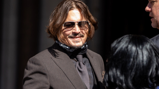 Johnny Depp odchází od soudu, kde se snažil očistit svou pověst.
