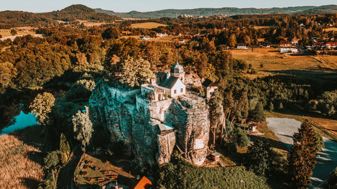 Do skal, do ticha, do historie: Skalní hrad Sloup vás překvapí