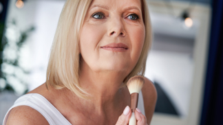 I ve zralém věku můžete mít na tváři lichotivý make-up. Jaké chyby ale nedělat?
