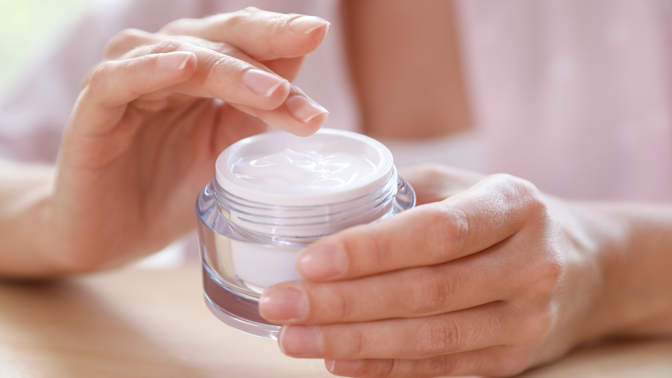 Jemný zklidňující čisticí a odličovací gel, Bioderma, 343 Kč
