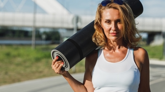 Cvičení vacuum stomach slibuje zhubnutí. Sice nezhubnete, ale jednoznačně posílíte bederní páteř 