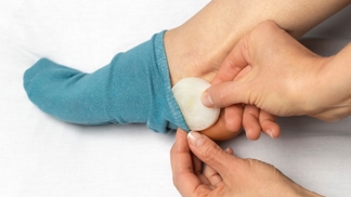 Cibule v ponožkách? Starý trik našich babiček vám pomůže při nachlazení