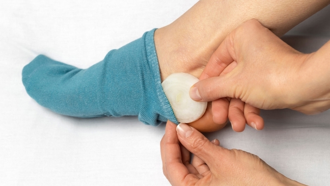 Cibule v ponožkách? Starý trik našich babiček vám pomůže při nachlazení