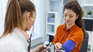 žena si nechává u doktorky měřit tlak