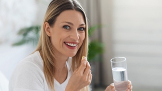 žena zapíjí vitamíny