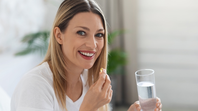 žena zapíjí vitamíny