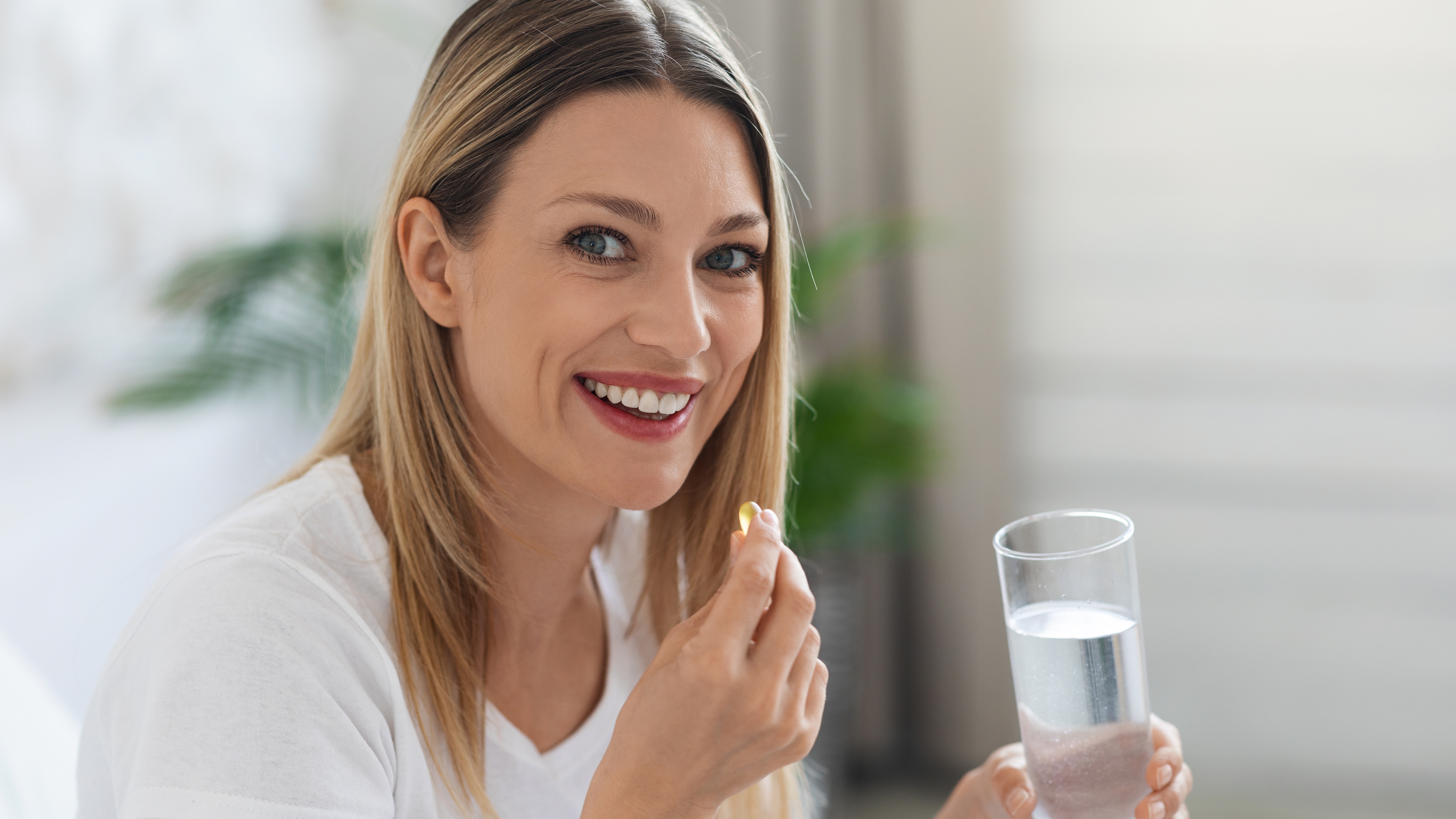 žena zapíjí vitamíny