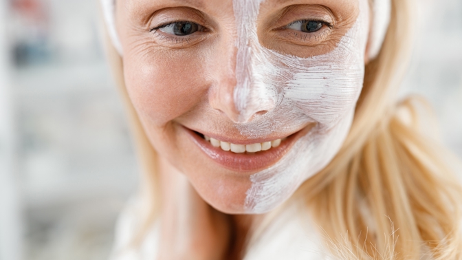 zralá žena s pleťovou maskou na tváři