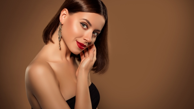 Moderní glamour líčení oslavuje krásu, noblesu a ženské sebevědomí.
Moderní glamour líčení oslavuje krásu, noblesu a ženské sebevědomí.