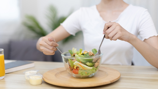 Těžko uvěřit, ale nízkotučná dieta může hubnutí naopak zpomalit, říkají odborníci. Jedna věc je daleko horší než tuk