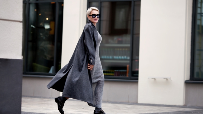 žena v šedivém outfitu