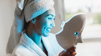 Omládněte pomocí zázračného světla. Anti age světelné masky jsou hit. Co které světlo znamená, vysvětlí dermatolog