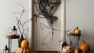 Co se ukrývá za strašidelně vyzdobenými halloweenskými dveřmi?