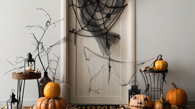 Co se ukrývá za strašidelně vyzdobenými halloweenskými dveřmi?