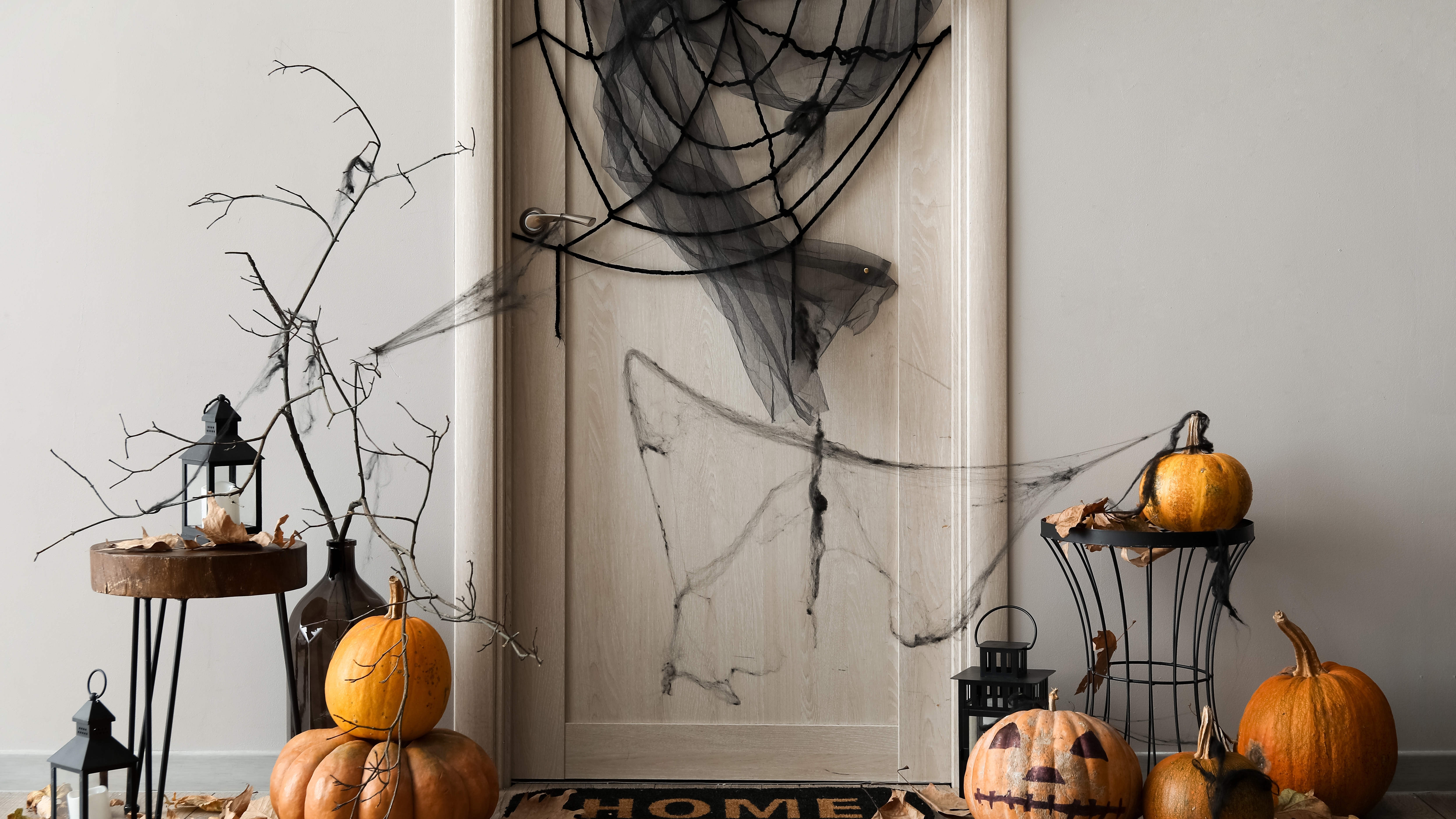 Co se ukrývá za strašidelně vyzdobenými halloweenskými dveřmi?